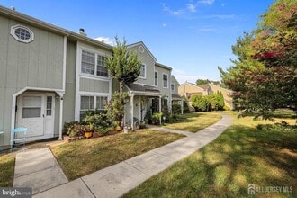 Building Photo - 5 Pond View Dr