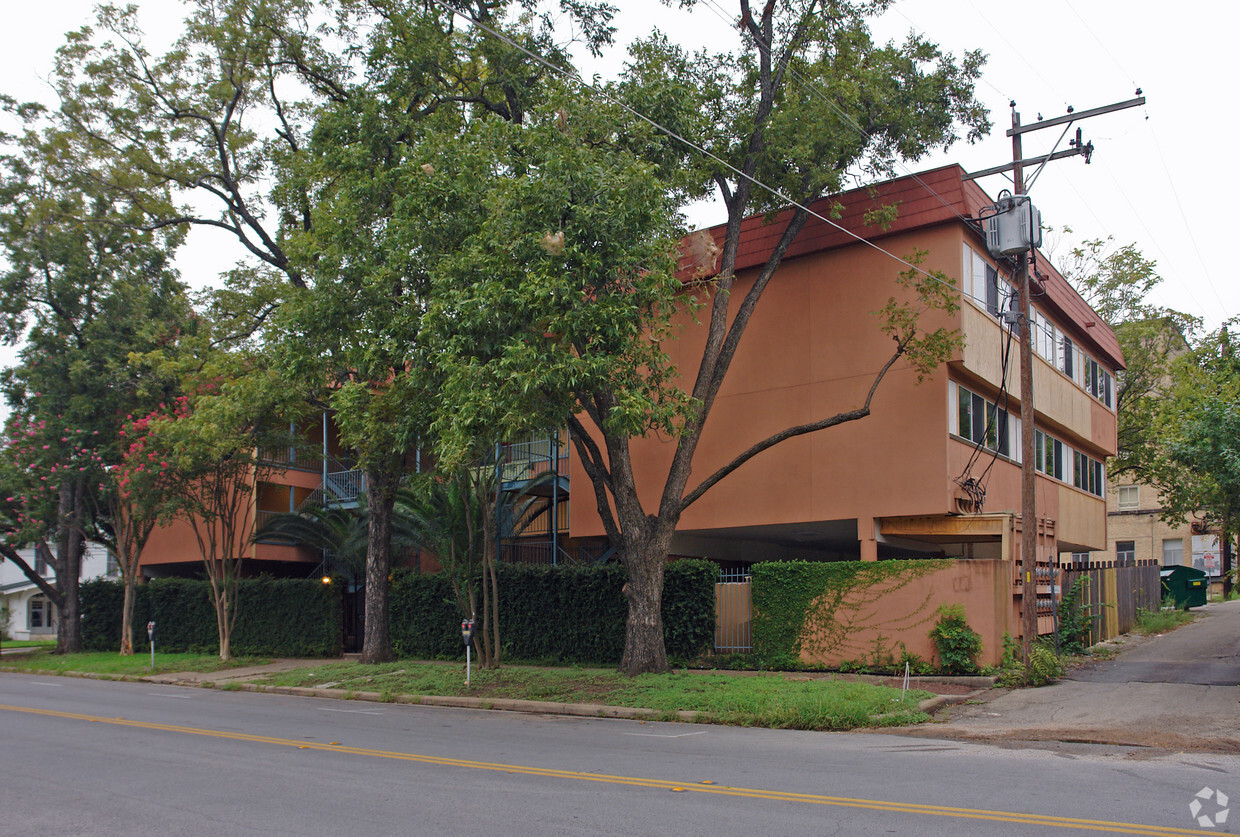Foto del edificio - 1700 Nueces Apartments