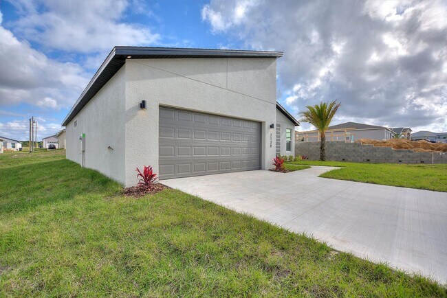 Building Photo - BRAND NEW Home! Modern, energy efficient h...