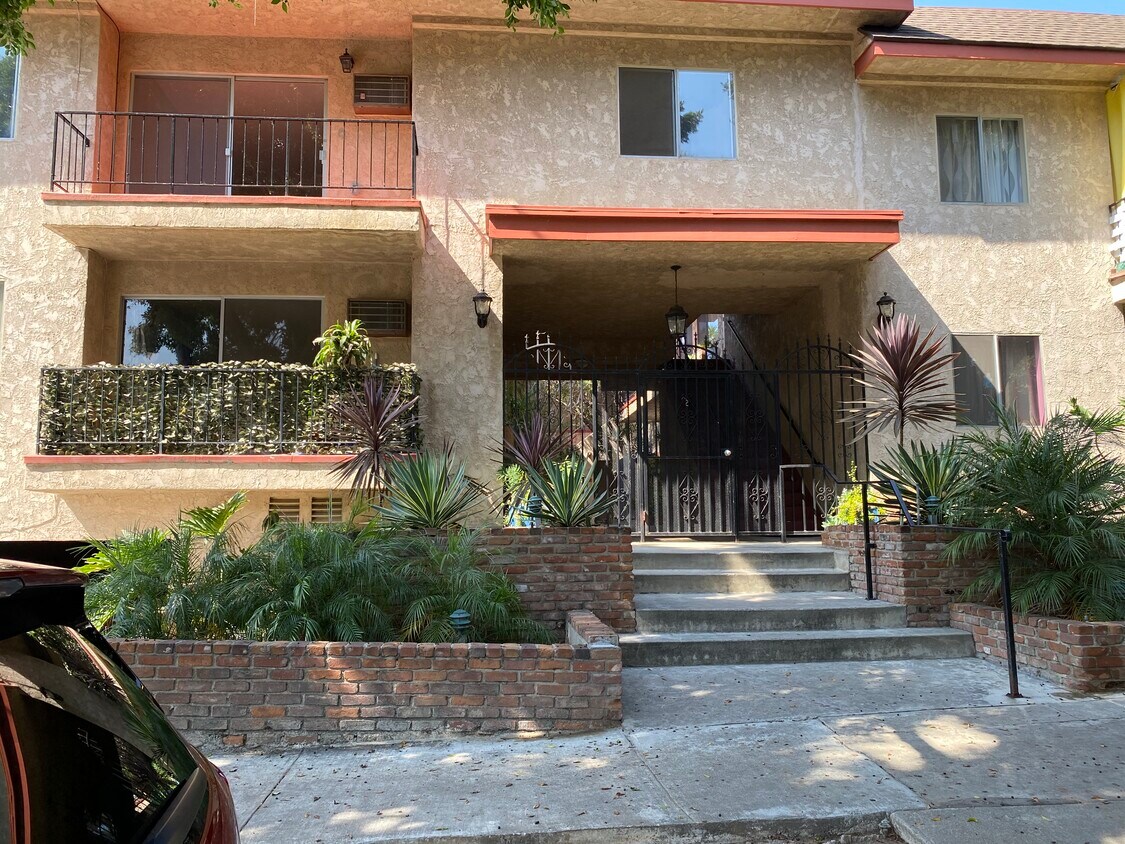 Primary Photo - 3505 S Bentley Ave