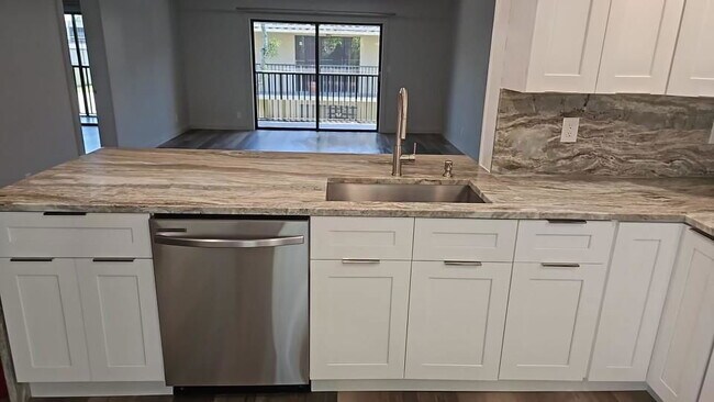 Foto del edificio - 460 NW 20th St