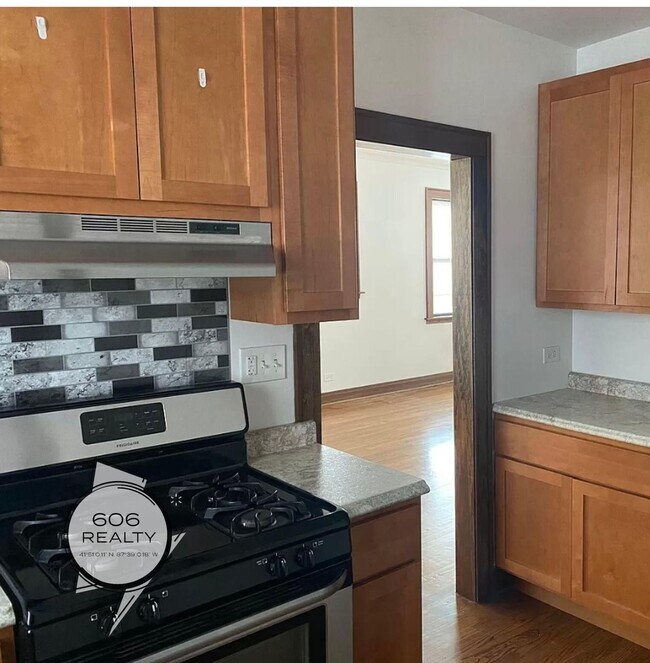 Foto del edificio - 3258 Maple Ave