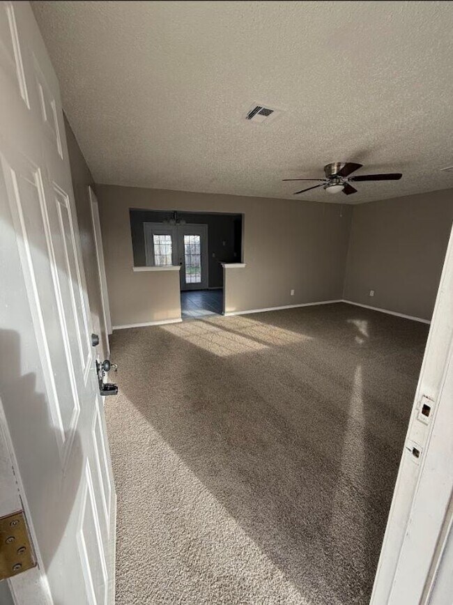 Building Photo - 4 BedroomHome Available!