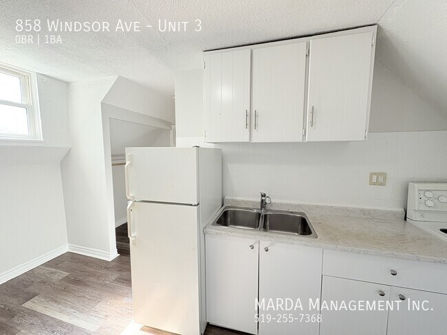 Building Photo - COZY BACHELOR UNIT 1 BATH - ALL INCLUSIVE - DOWNTOWN WINDSOR!