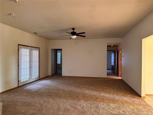 Building Photo - 732 N Meadowlands Dr