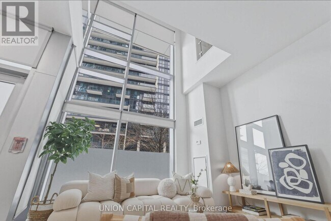 Photo du bâtiment - 80 Marine Parade Dr