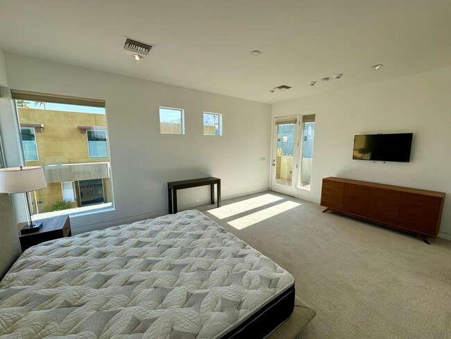 Building Photo - 2065 Tangerine Ct