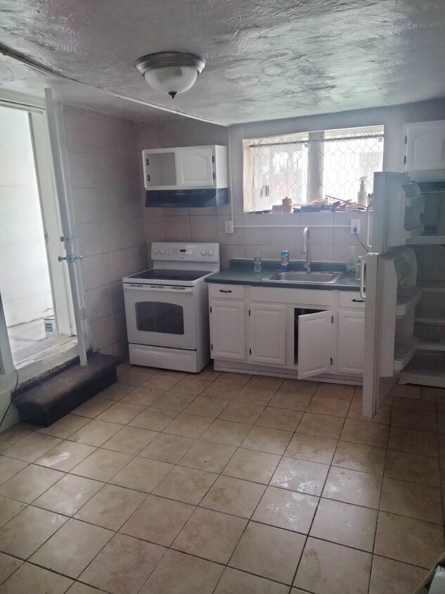 Primary Photo - 633 Carldon St