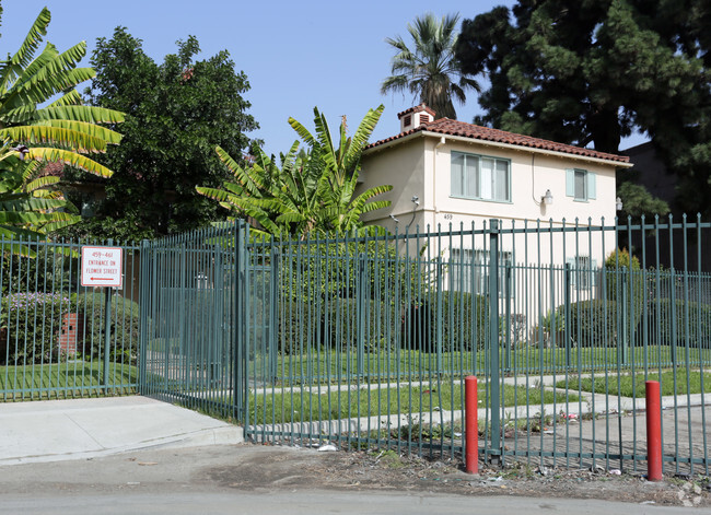 Building Photo - Garrett Gardens