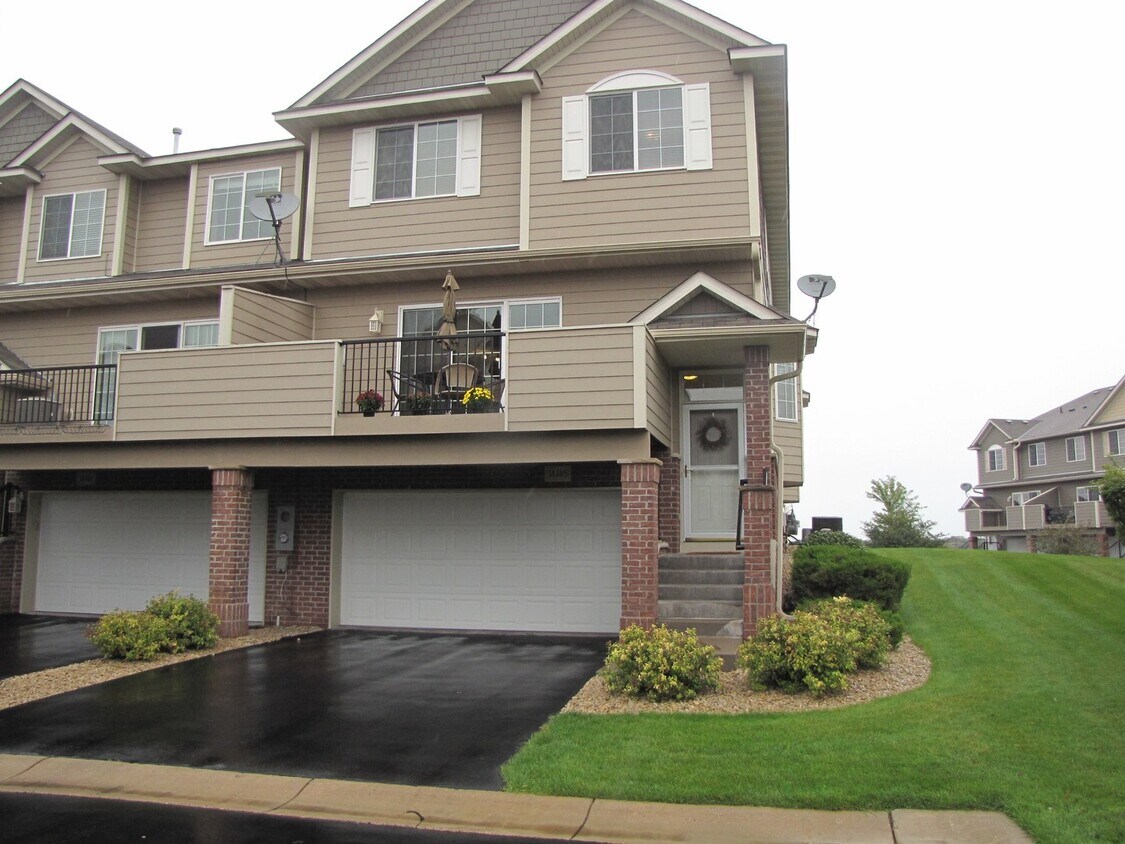 Foto principal - End-unit 3 Bd/2.5 Ba Townhome- Built 2007-...