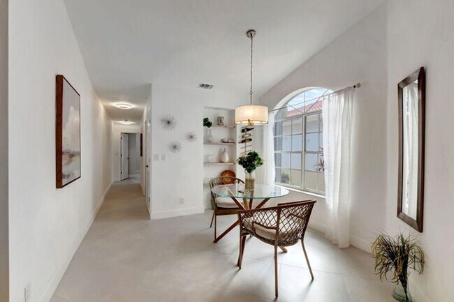 Foto del edificio - 15465 Lake Magnolia Pl