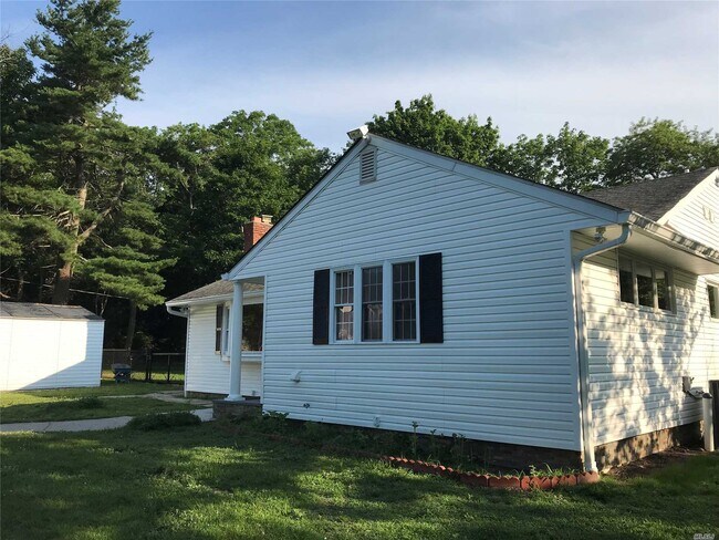 Building Photo - 201 S Country Rd