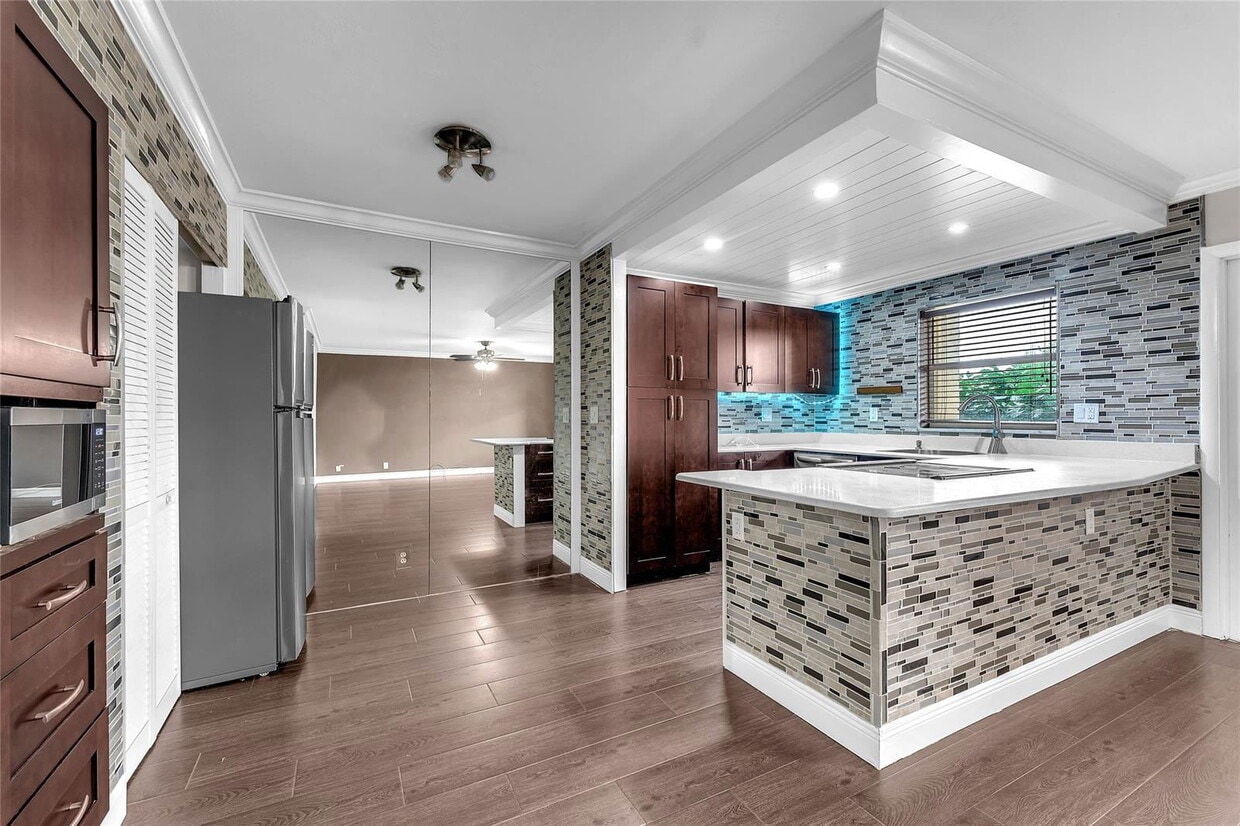 Photo - 2402 Northeast 10th Street, Pompano Beach, FL 33062 - 2 BR 2 BA Condo