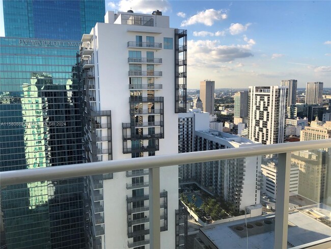 Foto del edificio - 300 S Biscayne Blvd