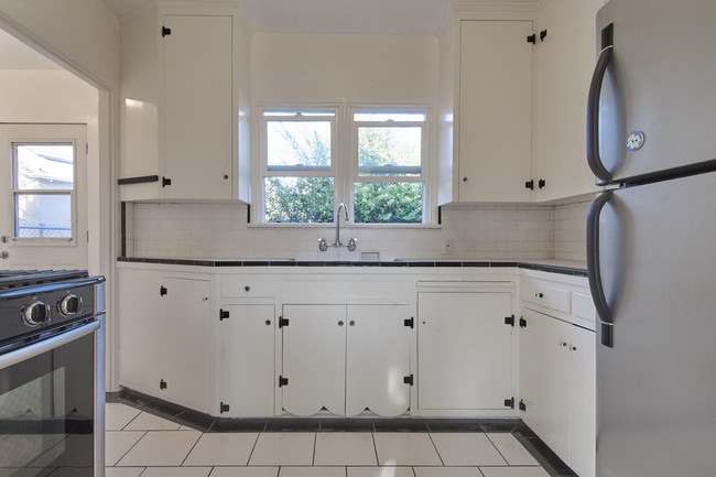 Kitchen - 4522 Alumni Ave