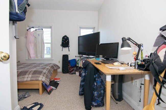 Foto del edificio - Spacious 3Bed/2Bath with 2 Parking Spots I...