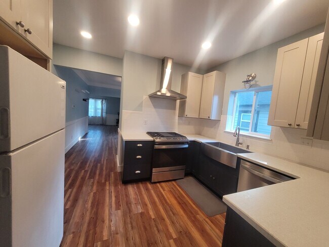 Building Photo - Updated 2 bedroom, 1 bathroom.