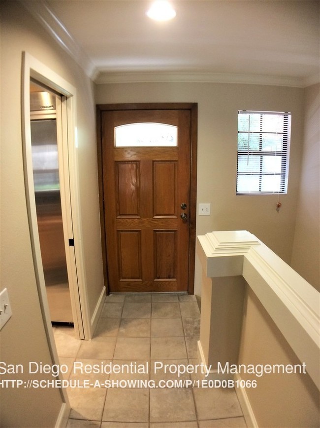 Building Photo - 8850 Villa La Jolla Dr