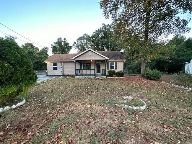 Photo - 735 E Henderson Dr House