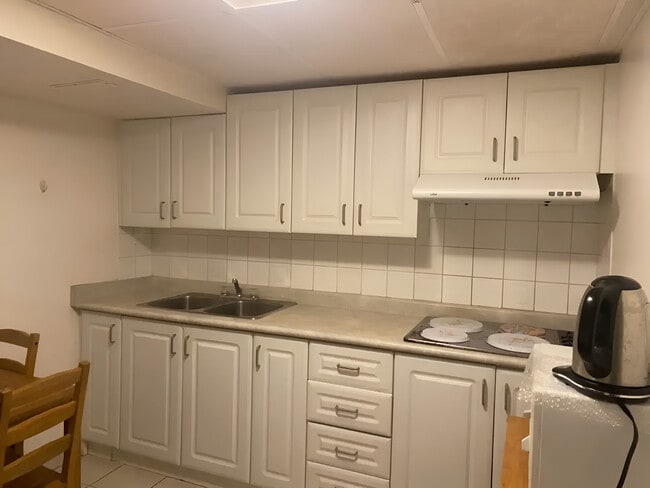 Building Photo - 54 Chilmar Cres