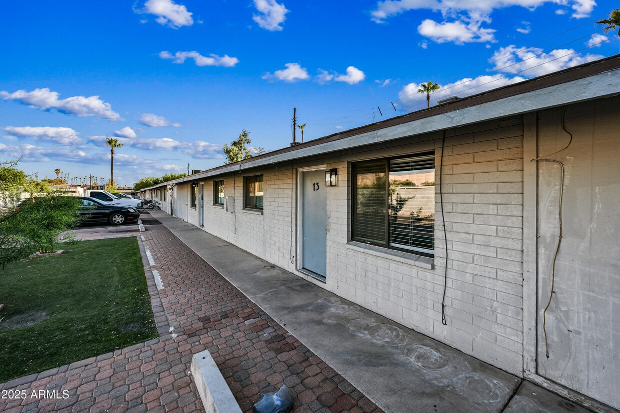 Primary Photo - 1744 W Glendale Ave