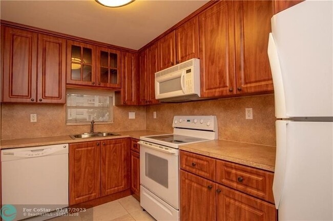 Building Photo - 381 S Hollybrook Dr