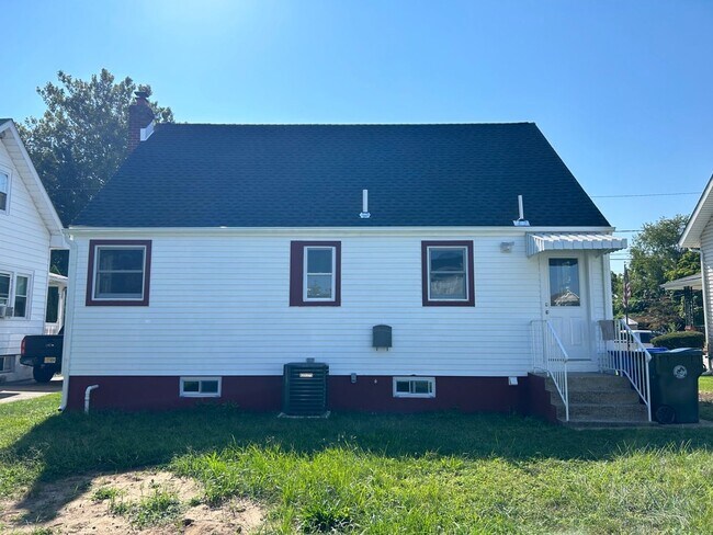 Foto del edificio - Recently Renovated 4 Bedroom House - Ready...