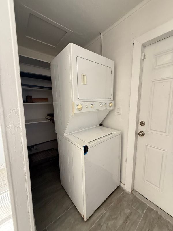 Building Photo - 716 W 5th St