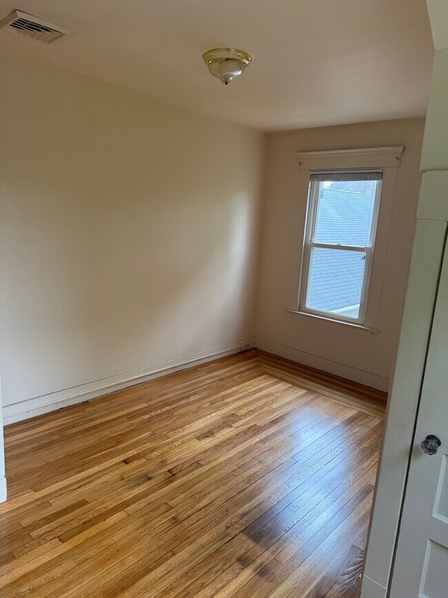 Rear bedroom - 94 Hubinger St