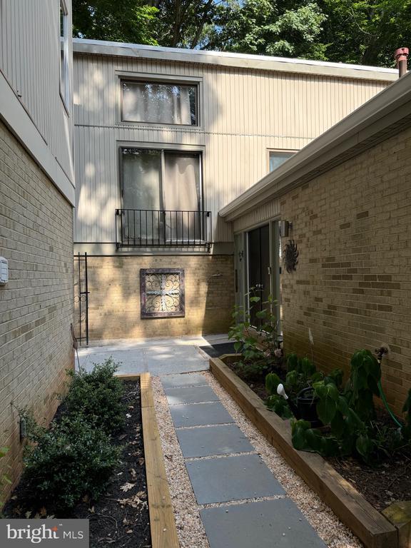 Building Photo - 7000 Westlake Dr