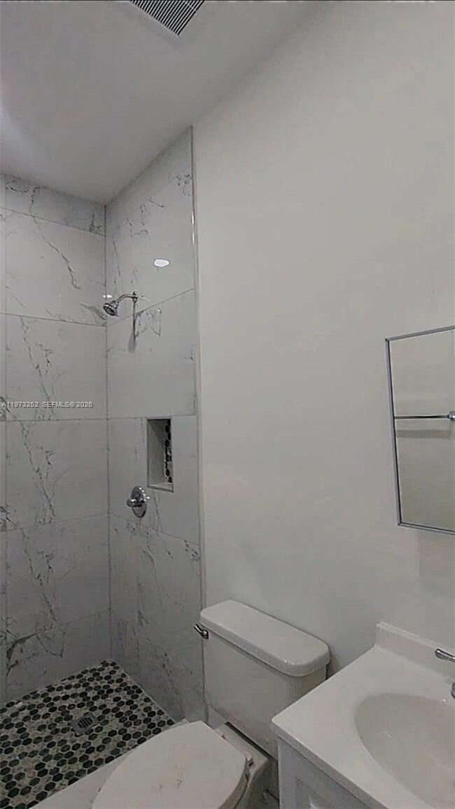 Building Photo - 1375 NE 135th St