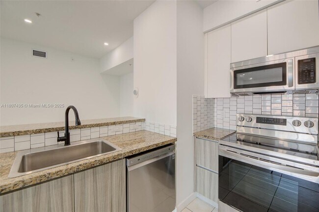 Foto del edificio - 7330 NW 114th Ave