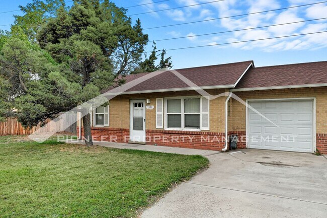 Building Photo - Charming Duplex with Washer/Dryer and Fenc...