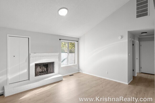 Foto del edificio - Charming 3 BD* 2BA* Duplex Featuring *NEW ...