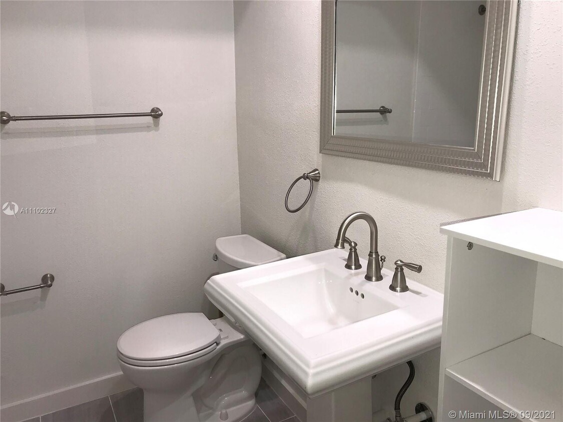 Primary Photo - 6703 N Kendall Dr
