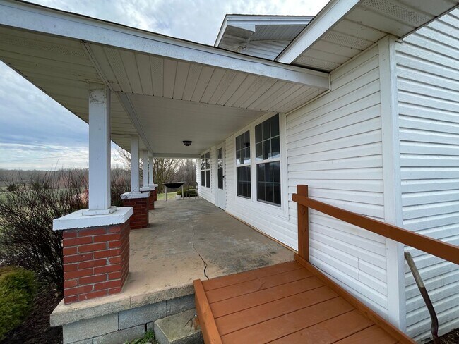 Building Photo - Farm House in Kuttawa