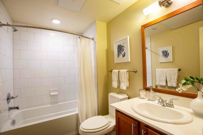 Baño - Everleigh Central Park 55+ Active Adult Apartments