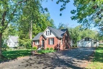 Building Photo - 203 6th Ave