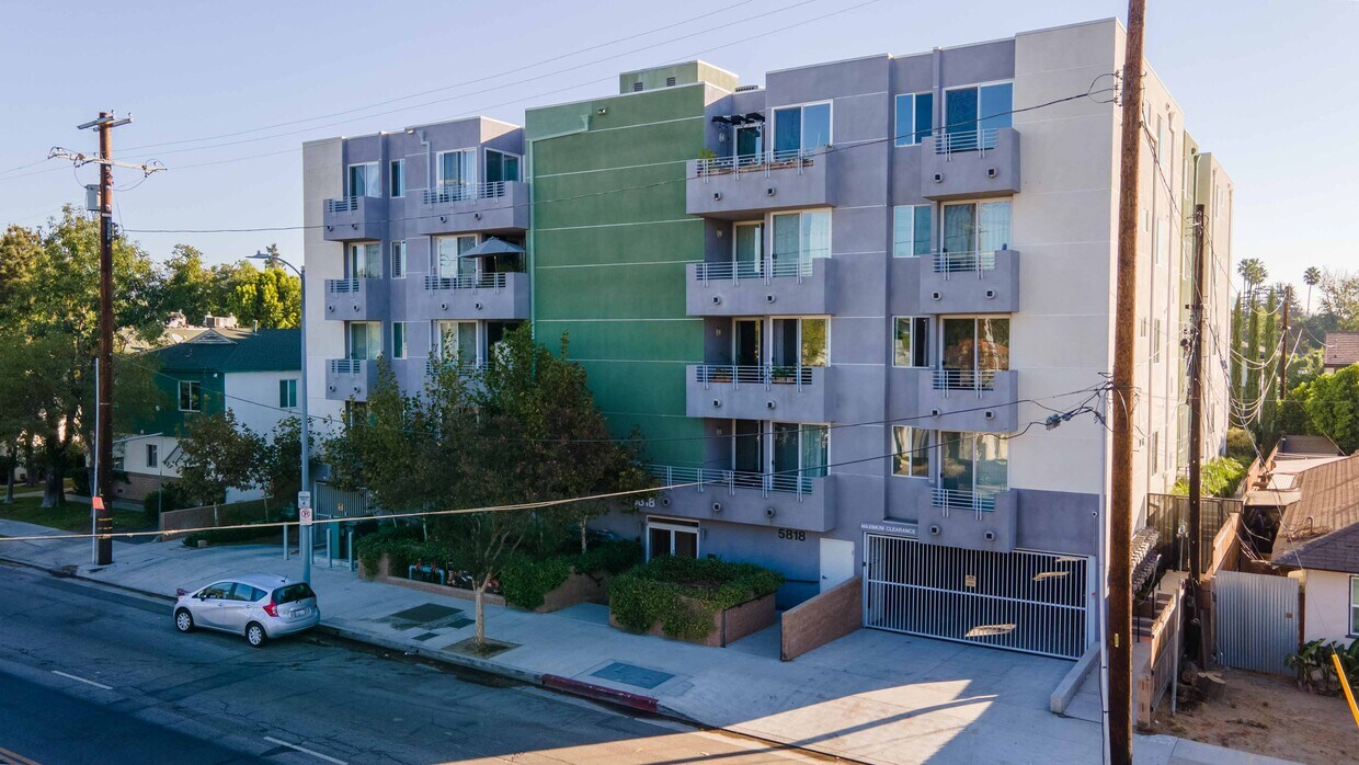 5818 Whitsett Ave Unit PH1, Valley Village, CA 91607 Condo for Rent in Valley Village, CA