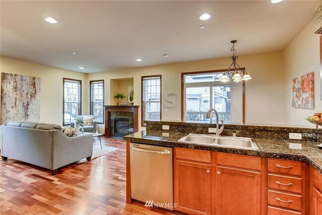 Building Photo - Large 3 Bedroom Townhouse - Bothell!
