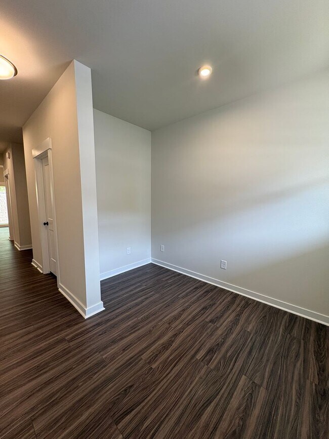 Foto del edificio - Beautiful End Unit Townhome in Griffith Lakes