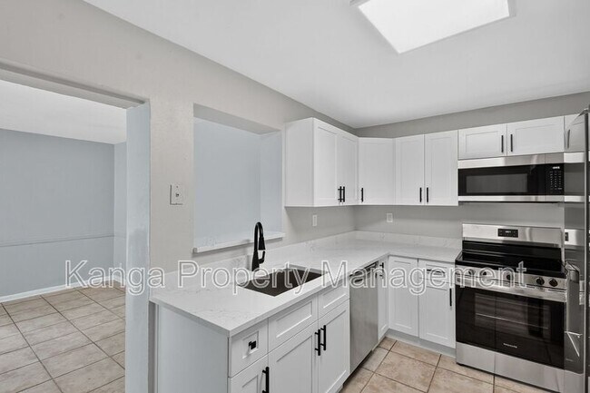 Foto del edificio - 1037 W 28th St
