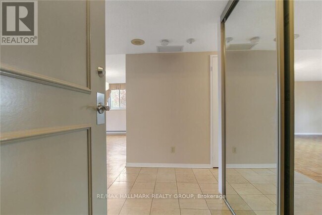Photo du bâtiment - 1705 Playfair Dr