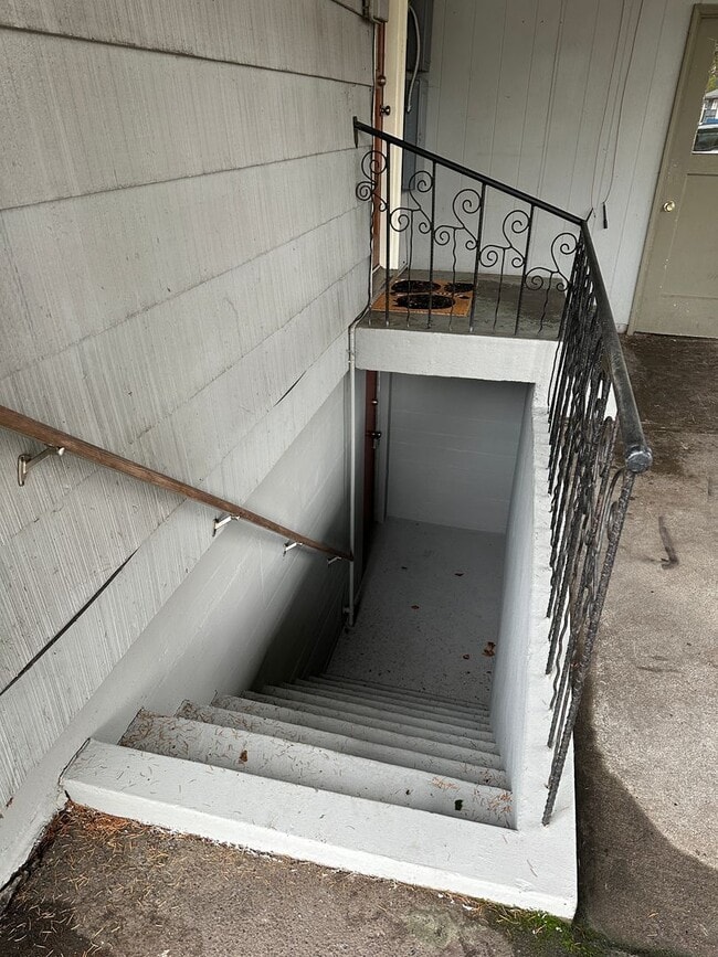 Building Photo - (487) 25th Street Duplex  2 Bdrm / 1 Bthrm