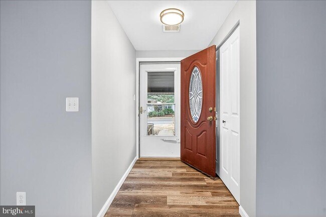 Building Photo - 6901 Vantage Dr