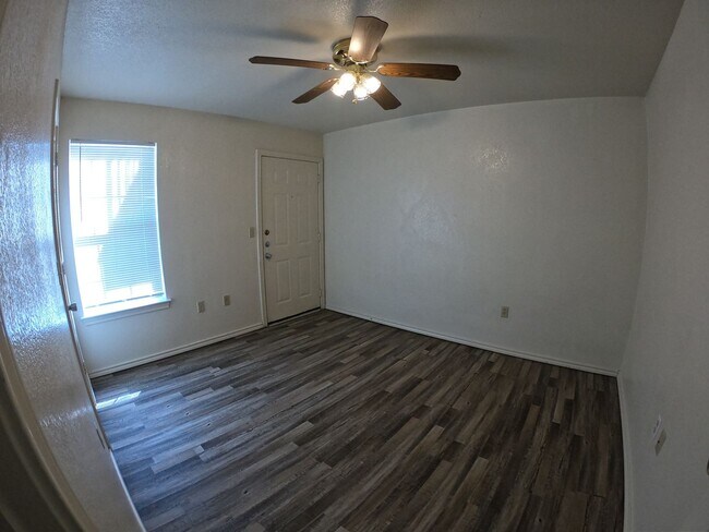 Building Photo - 2 Bedroom 1 Bathroom Unit