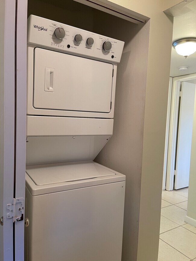 Foto del edificio - 10110 Twin Lakes Dr