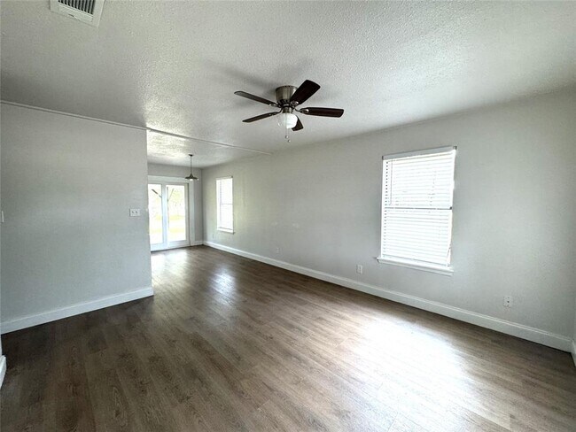 Building Photo - 1558 Lovers Ln
