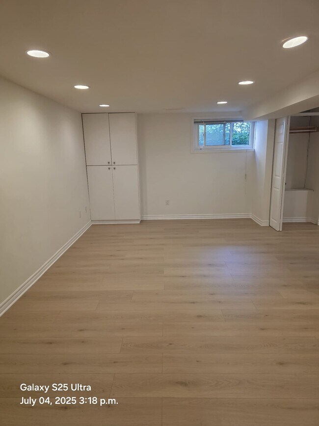Photo du bâtiment - 2 bedroom basement apartment Don Mills & S...