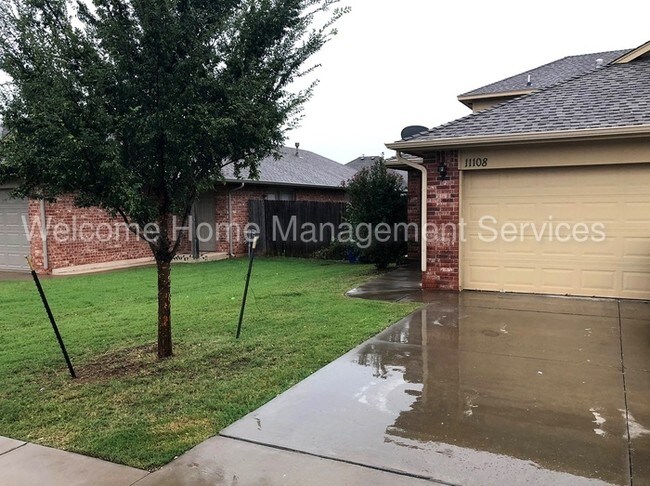 Building Photo - Split Level Yukon Duplex in Gated Community!